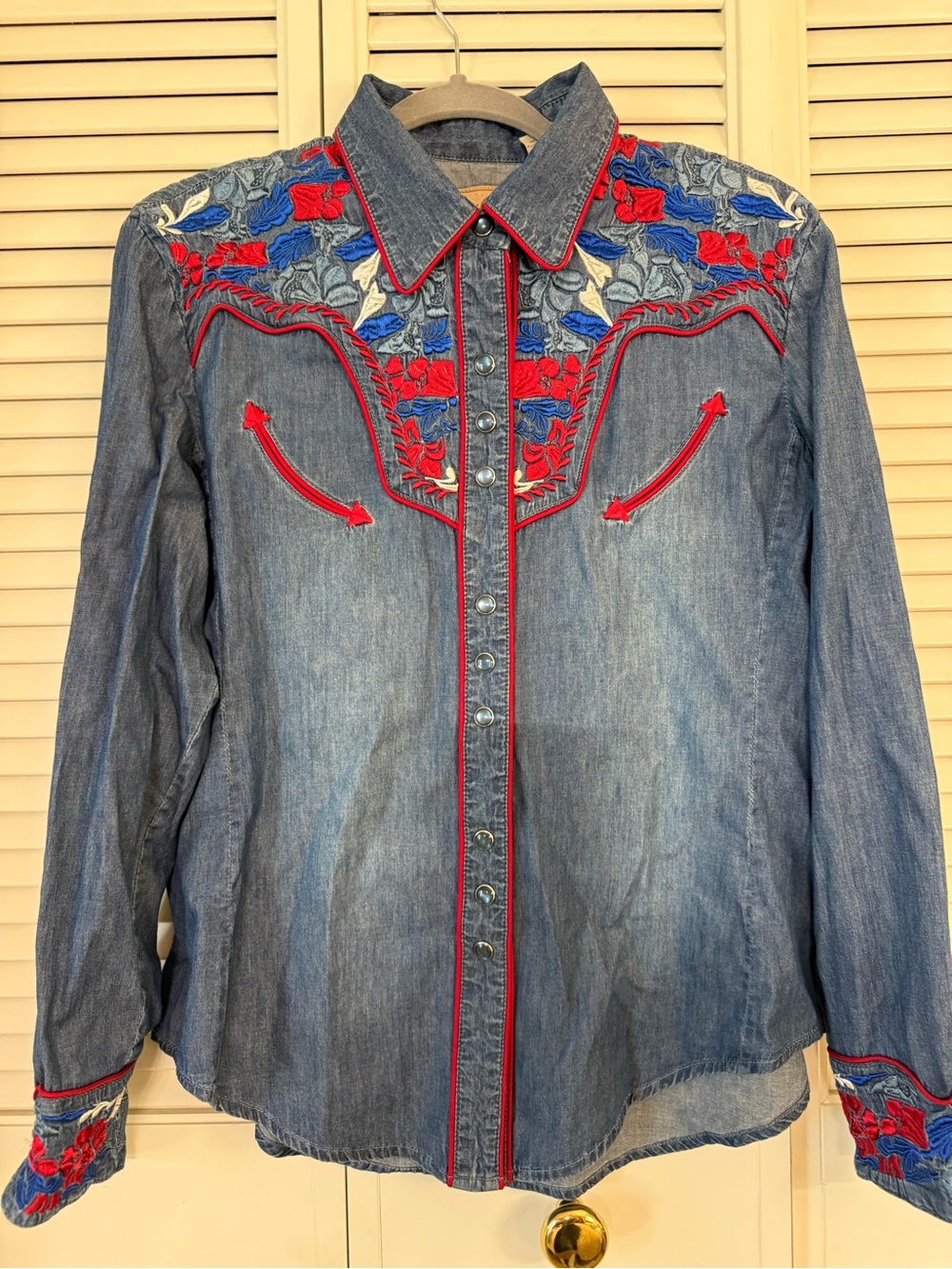 Scully blue denim western embroidered floral button-up shirt long sleeve size M